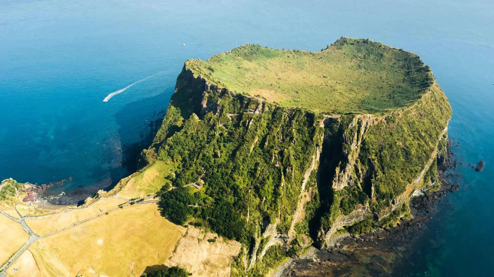 必应壁纸 2023年8月27日 一个酷炫的凝灰岩火山口