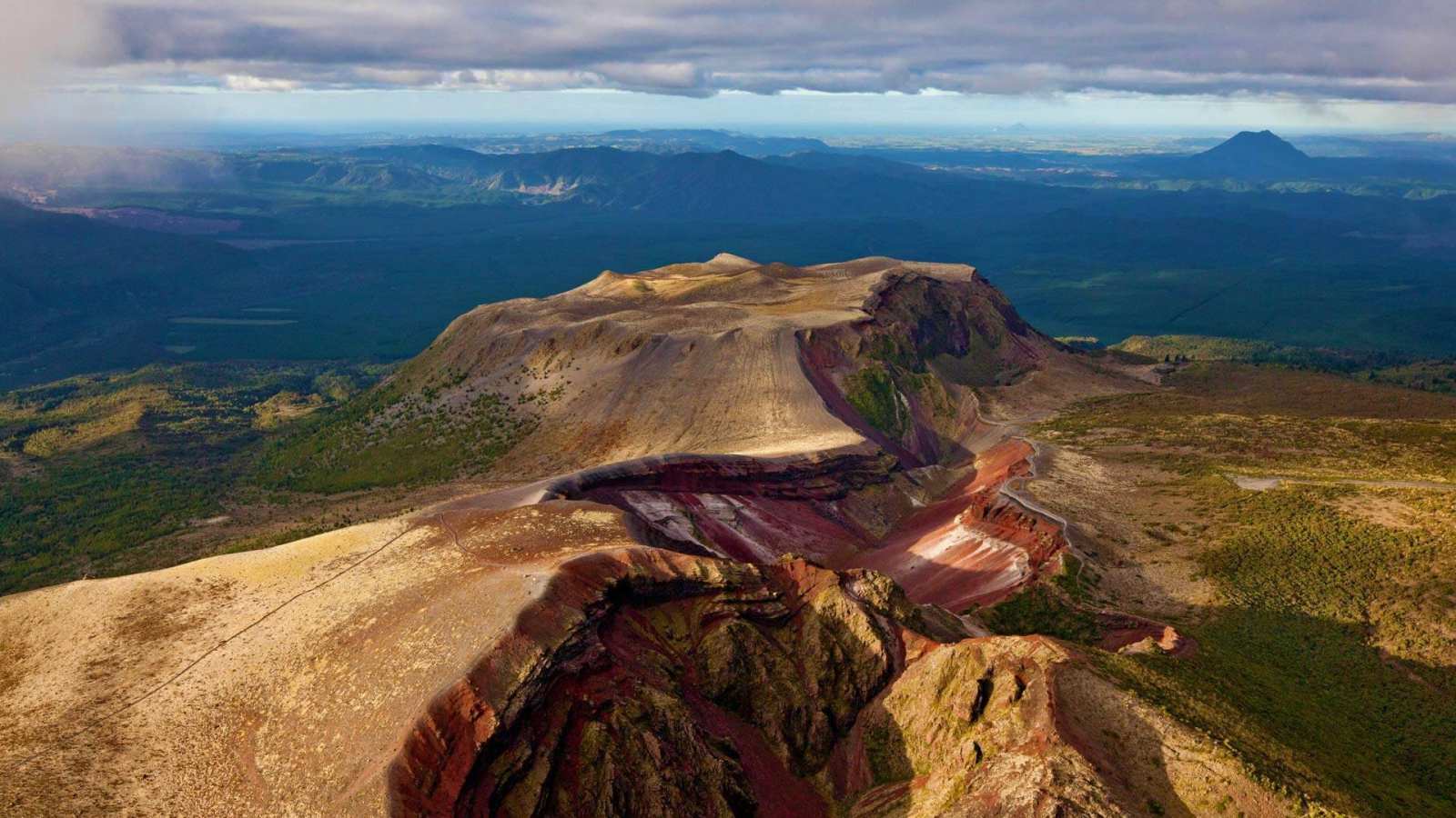 必应壁纸 2016年10月22日 塔拉韦拉火山，新西兰北岛