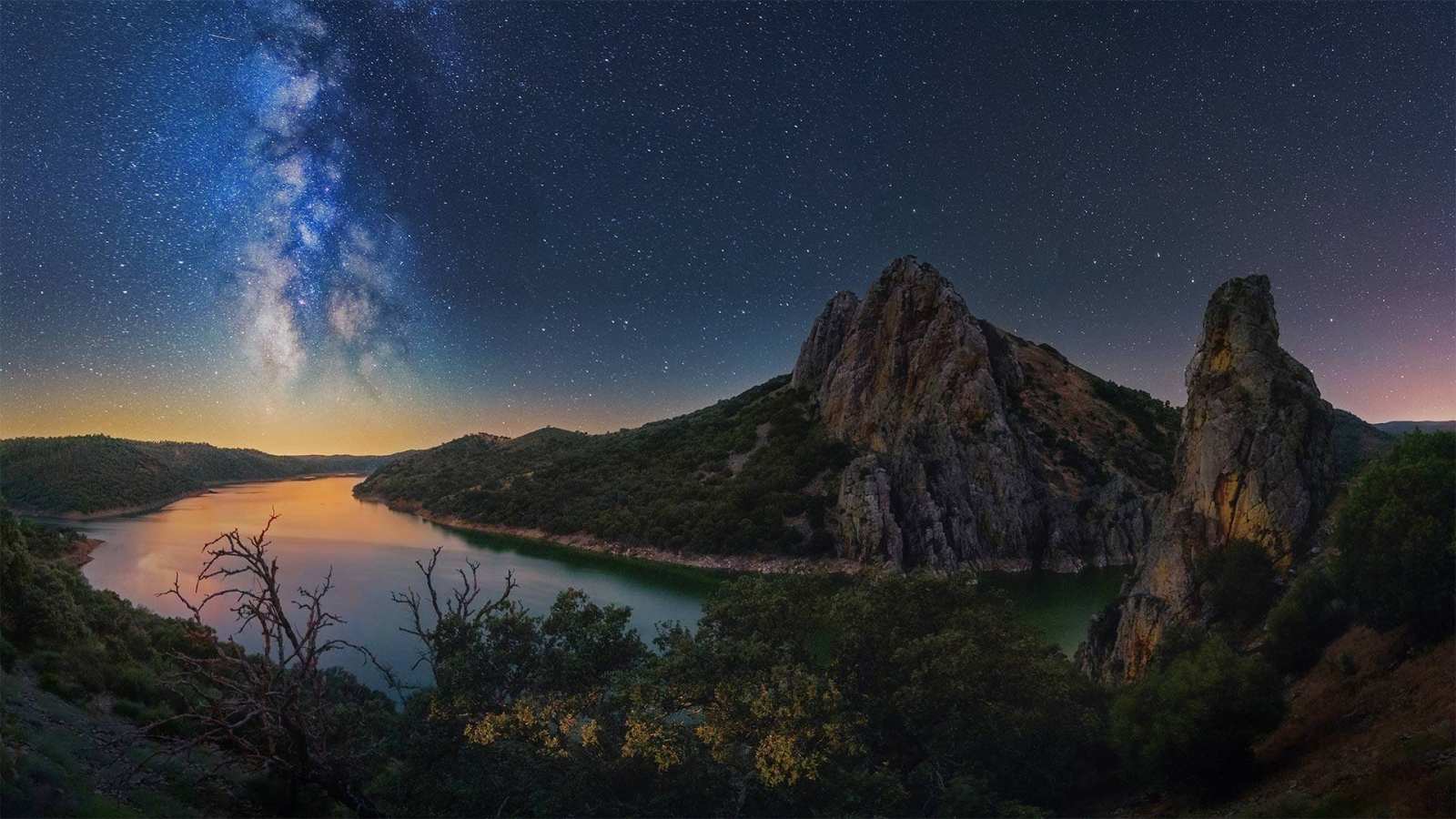 必应壁纸 2021年7月10日 塔霍河上空的银河，西班牙蒙弗拉圭国家公园