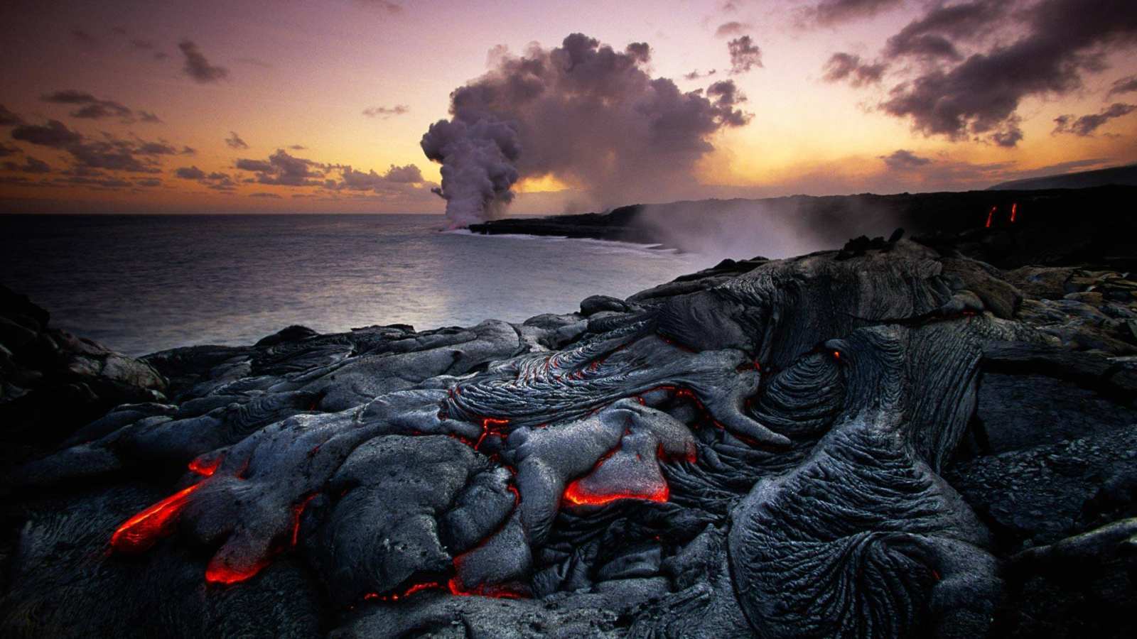 必应壁纸 2016年4月23日 夏威夷火山国家公园，喷发中的基拉韦厄