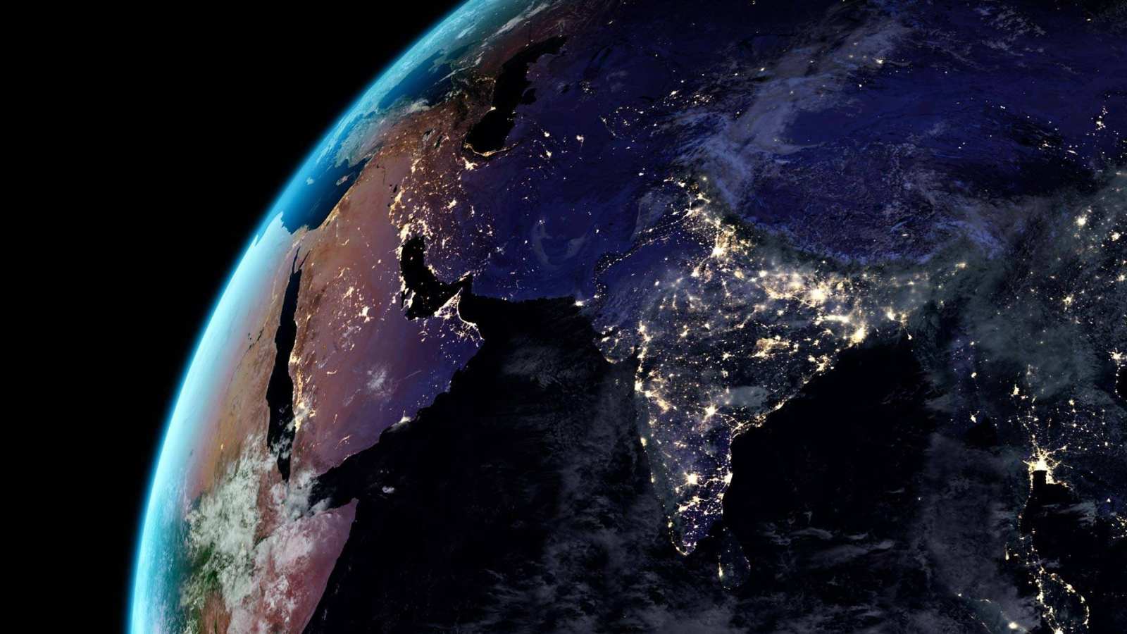 必应壁纸 2019年7月11日 夜晚的地球