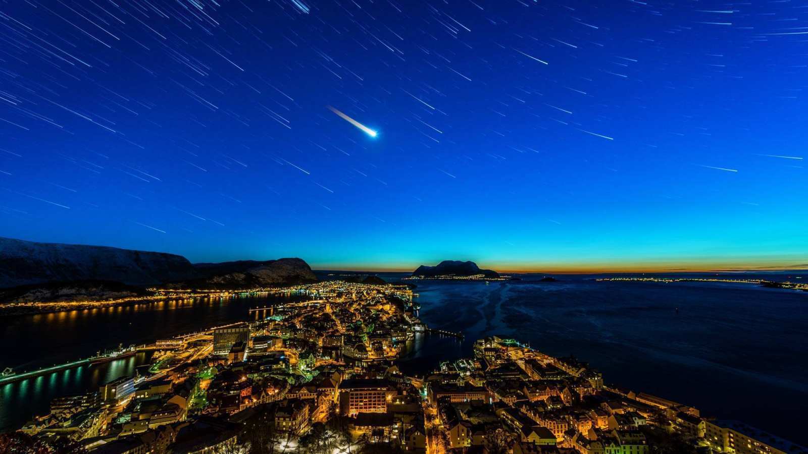 必应壁纸 2017年8月6日 奥勒松上空的流星，挪威