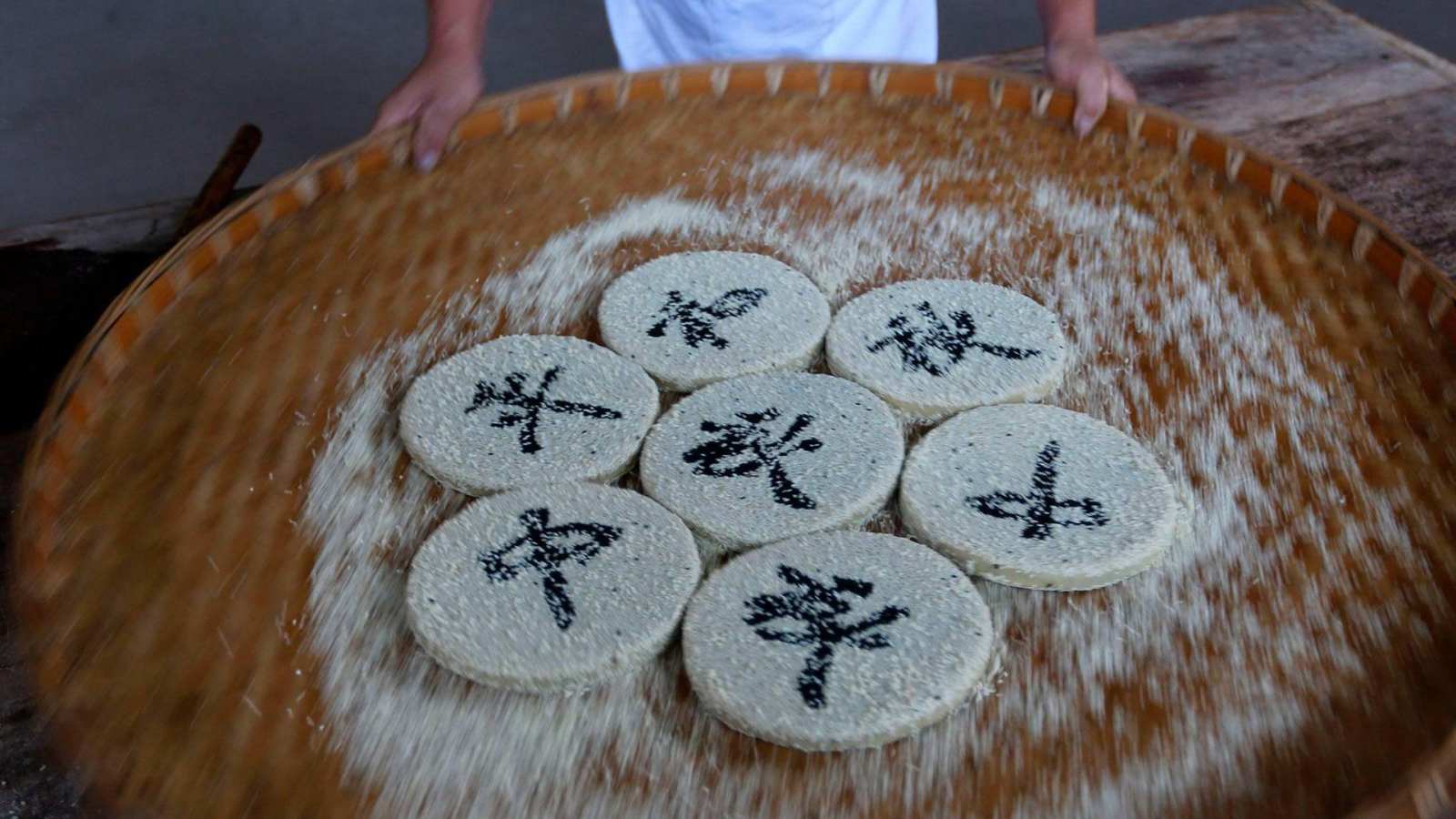 必应壁纸 2017年10月4日 安徽糕点艺术家制作的手工徽式月饼，中国黄山