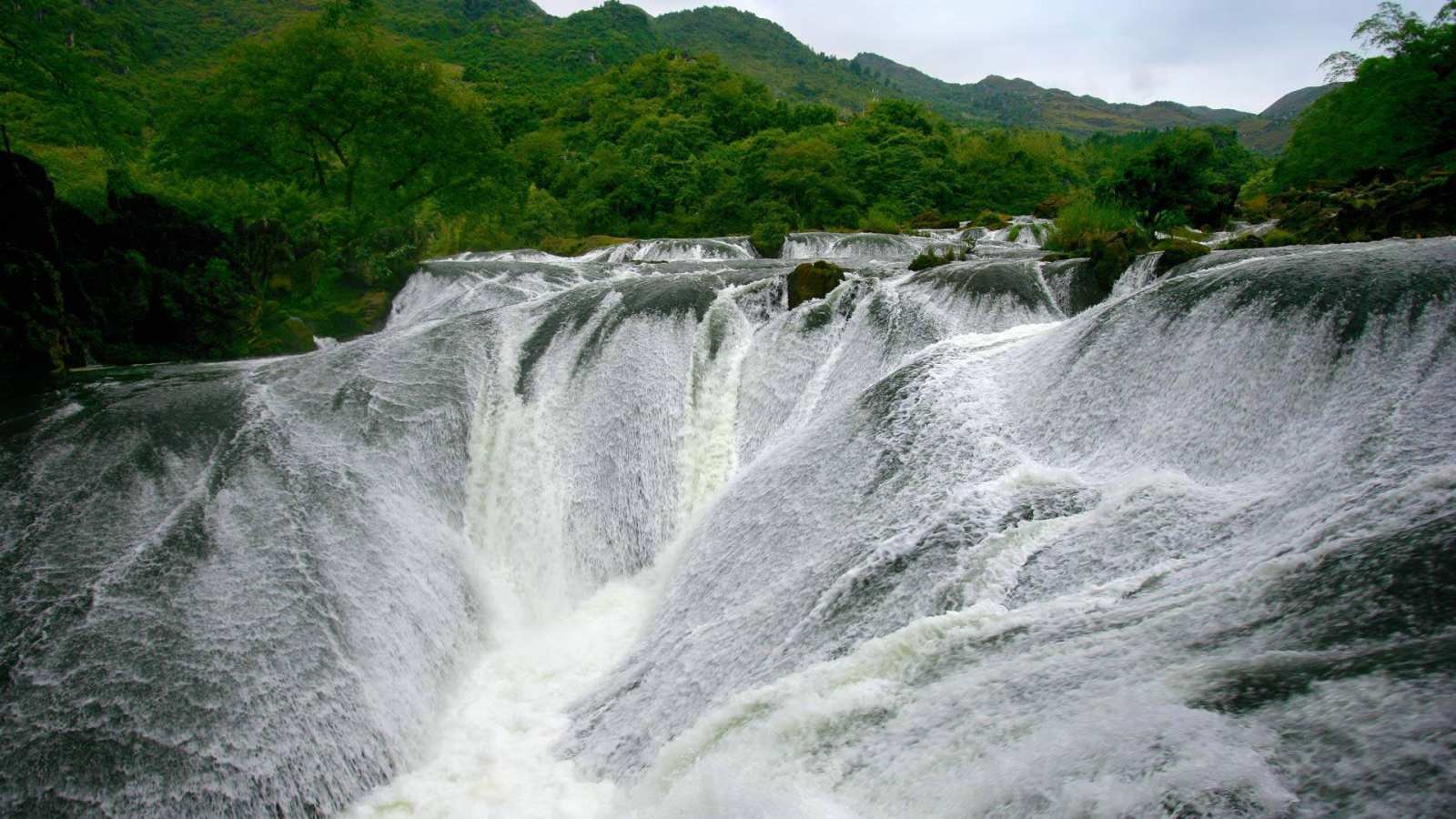 必应壁纸 2017年3月22日 安顺附近的银链坠潭瀑布，中国贵州省