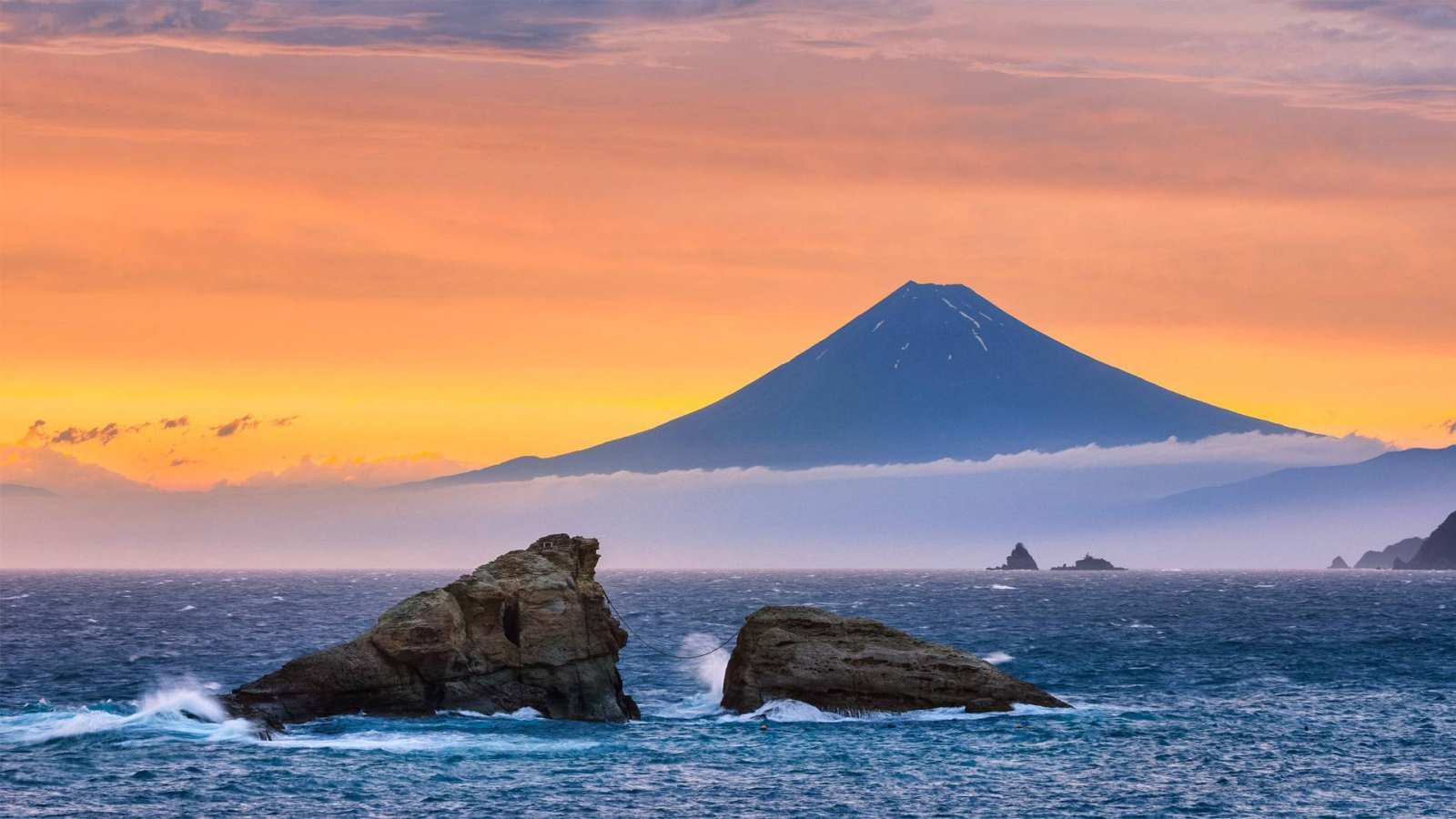 必应壁纸 2019年7月15日 富士山和双岩，日本松崎