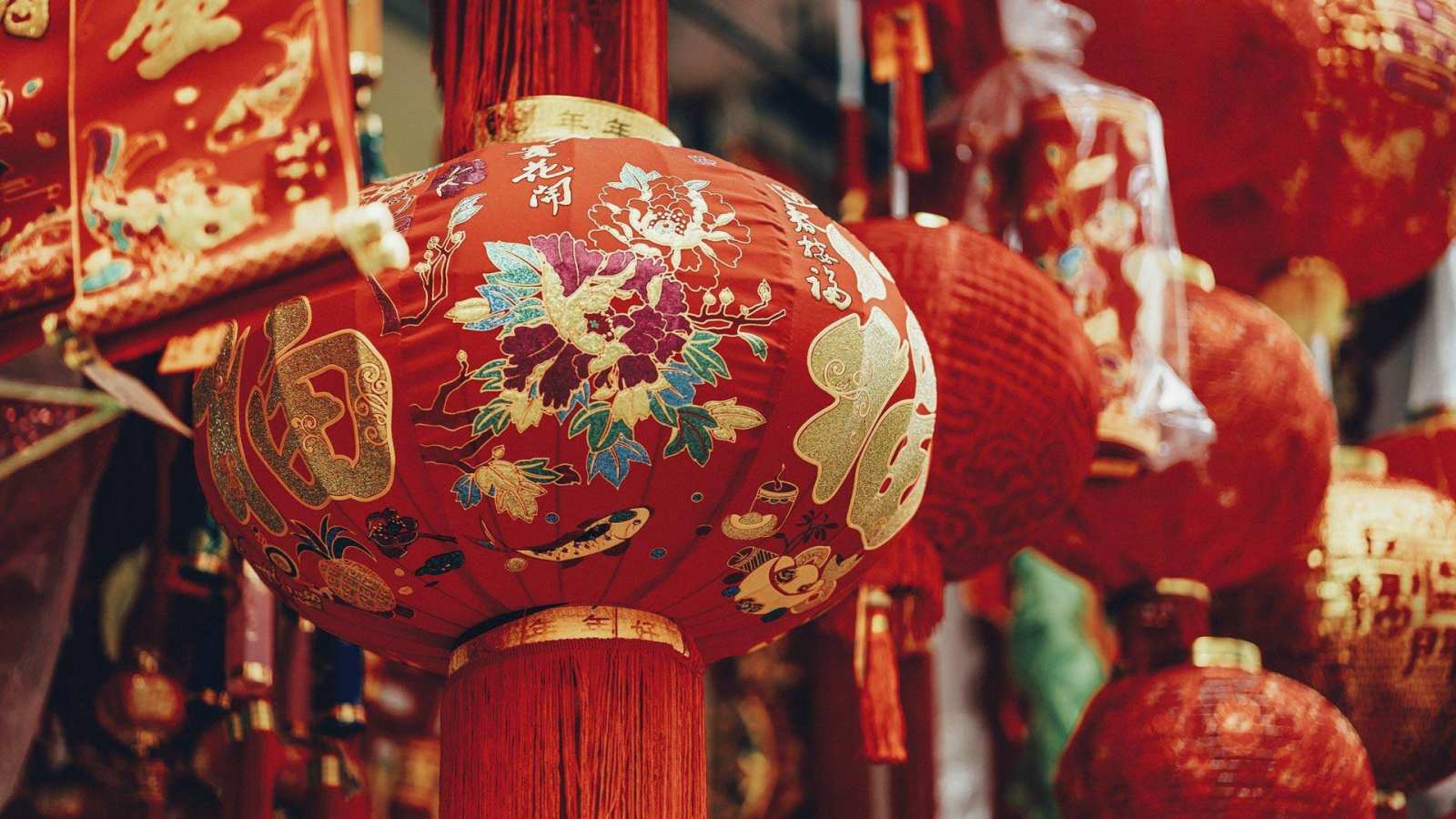 必应壁纸 2022年2月1日 寓意幸福和团圆的春节灯笼，中国