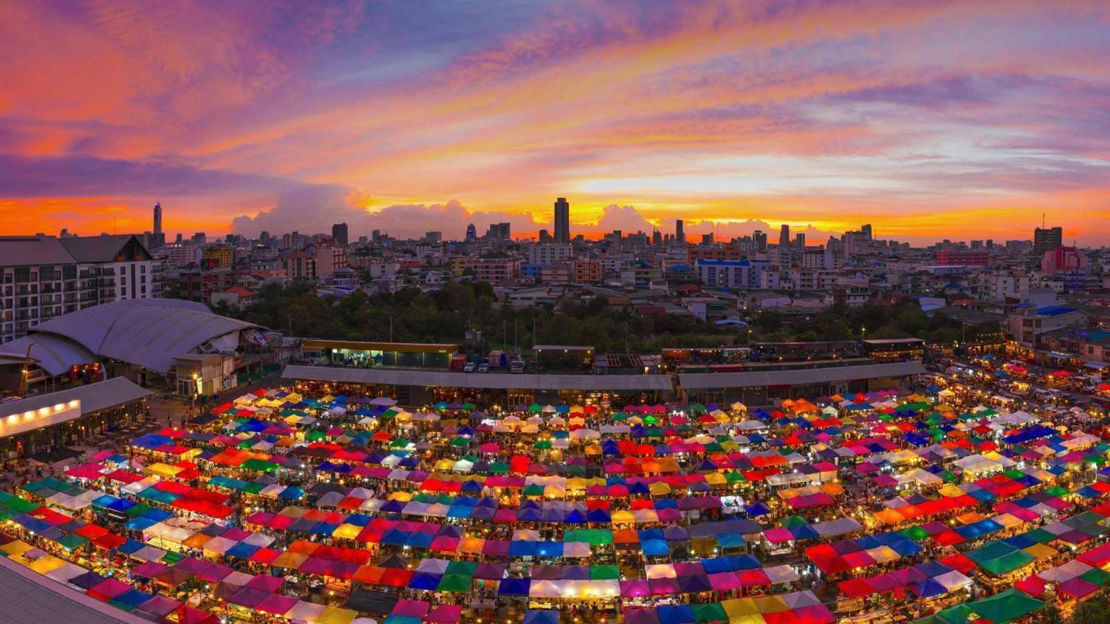必应壁纸 2016年7月13日 拉差达的火车夜市，泰国曼谷
