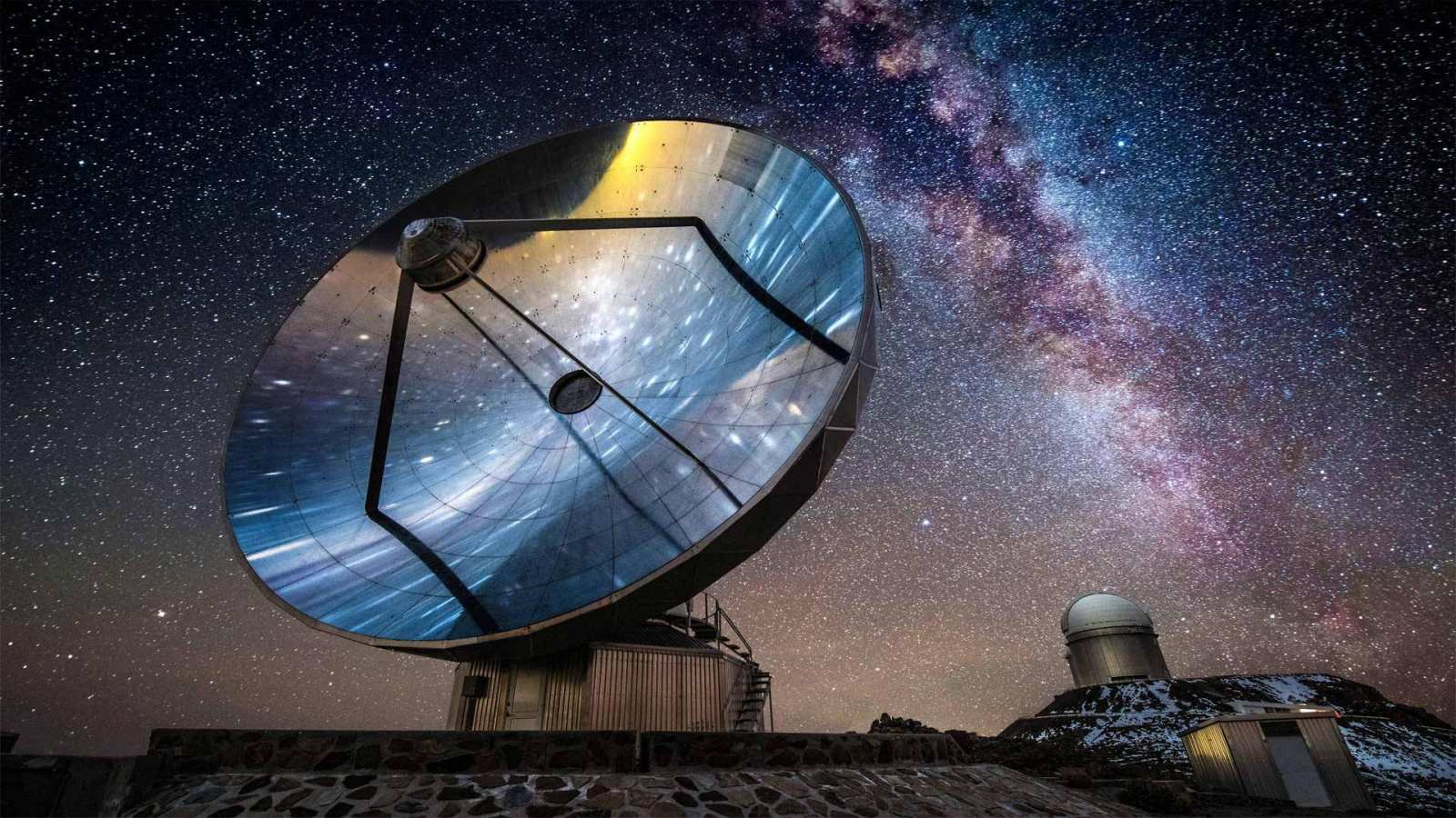 必应壁纸 2022年5月7日 仰望夜空