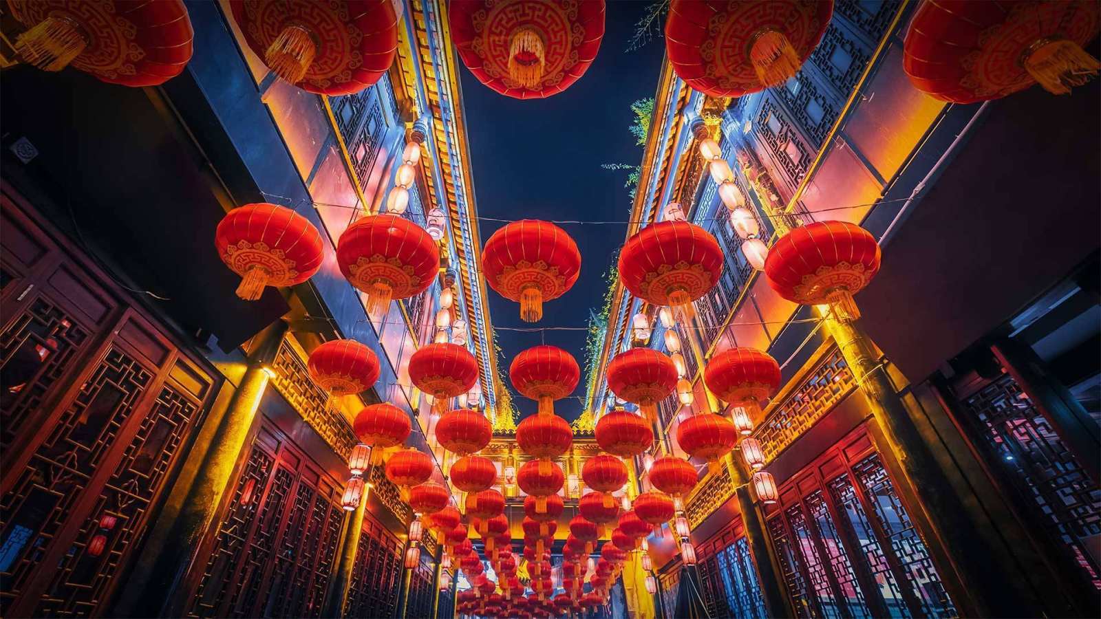必应壁纸 2021年2月26日 挂在锦里街上的红灯笼，中国成都