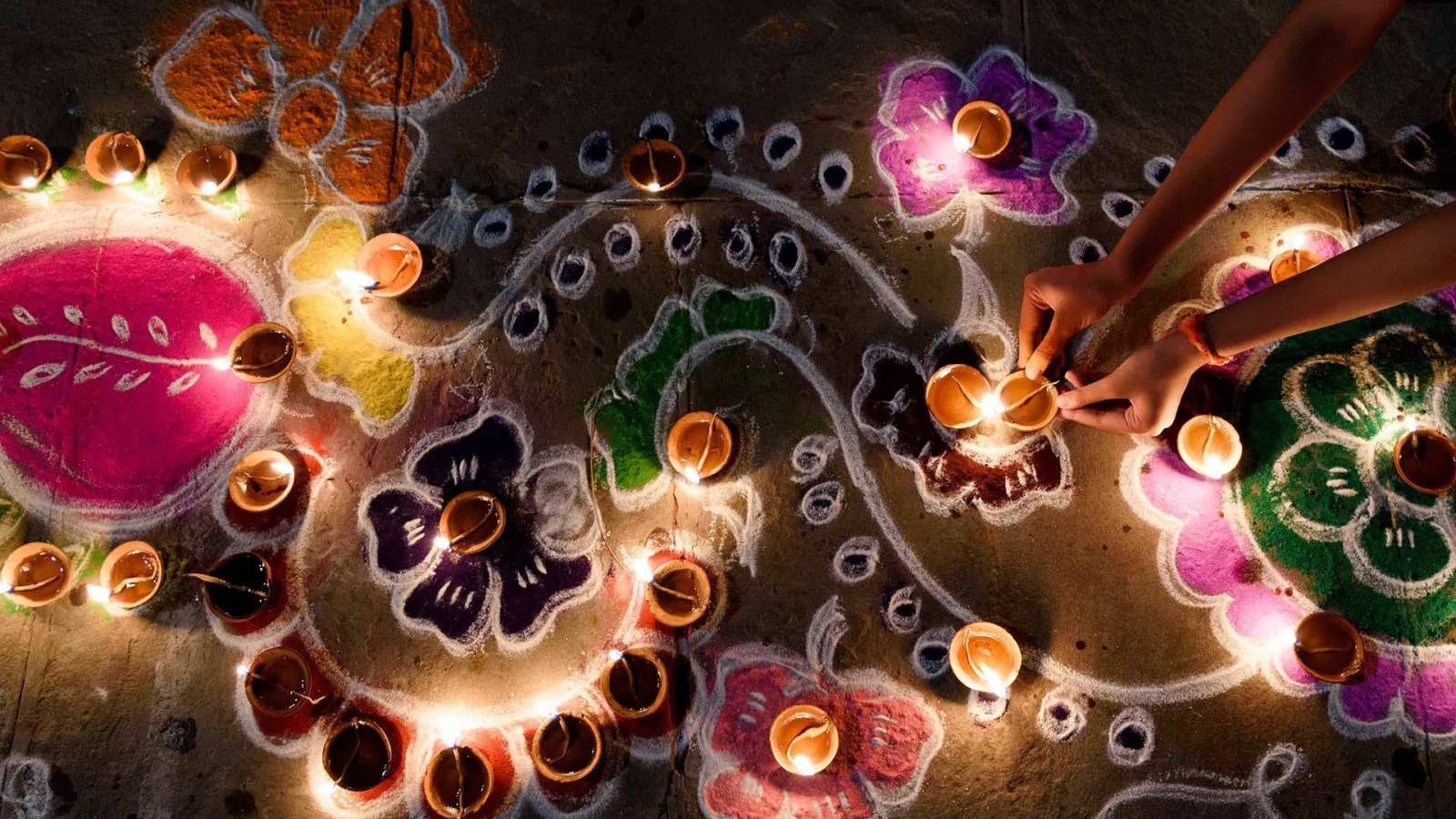 必应壁纸 2020年11月14日 排灯节期间摆放在蓝果丽上的油灯