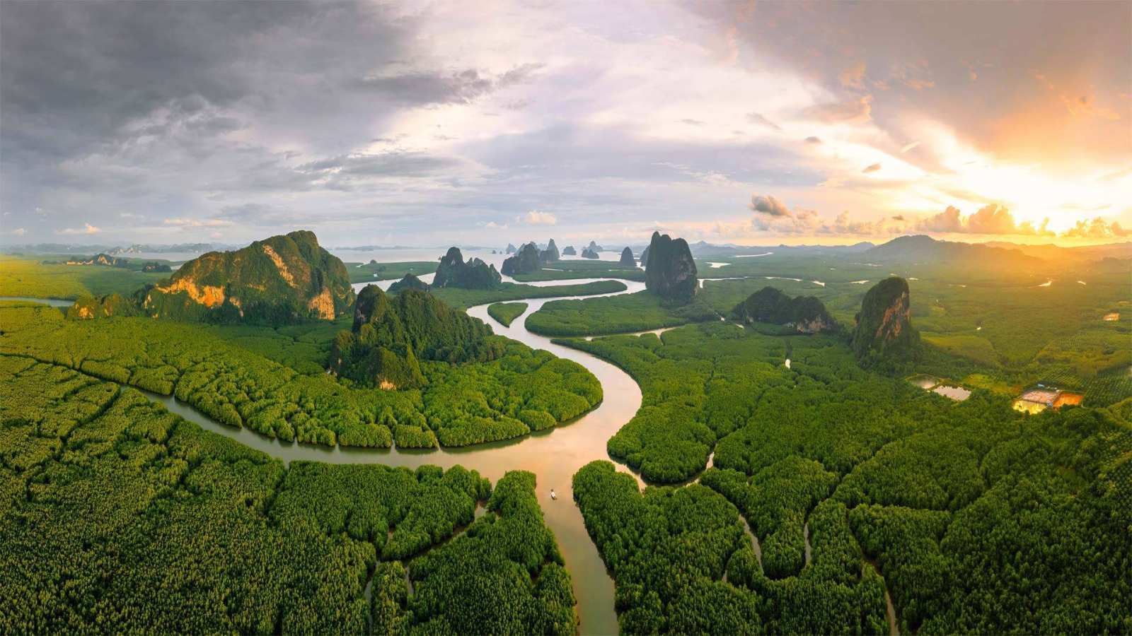必应壁纸 2022年6月29日 在热带，陆地与海洋热情相拥