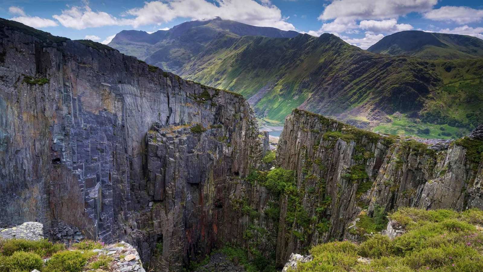 必应壁纸 2021年3月28日 斯诺登山与兰贝里斯山口，英国史诺多尼亚国家公园
