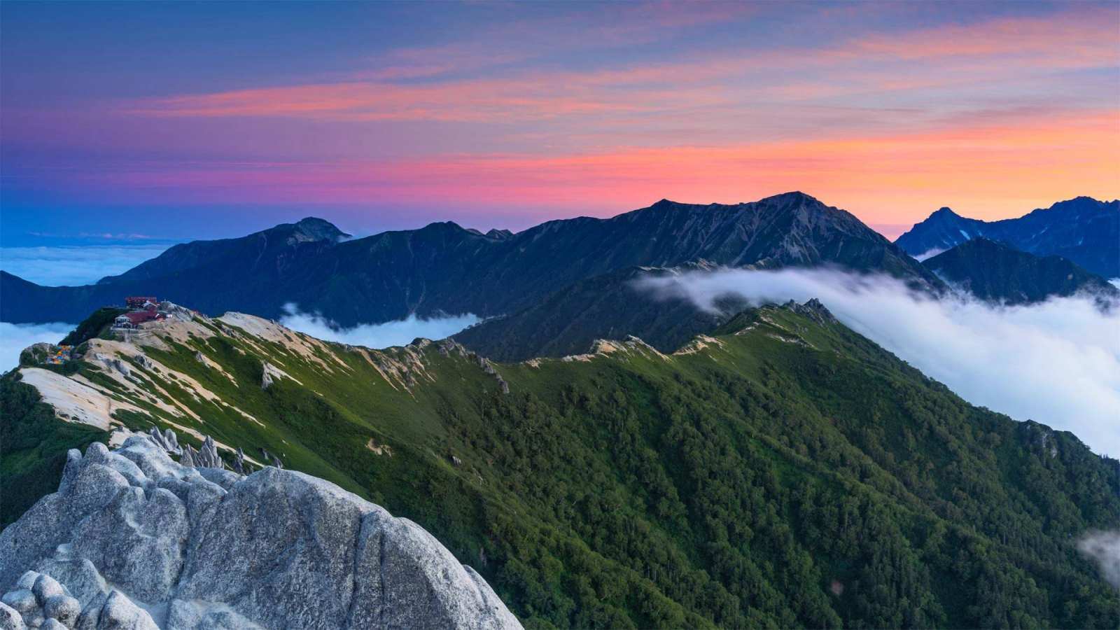 必应壁纸 2022年8月11日 如果可以的话，请拥抱一座山吧