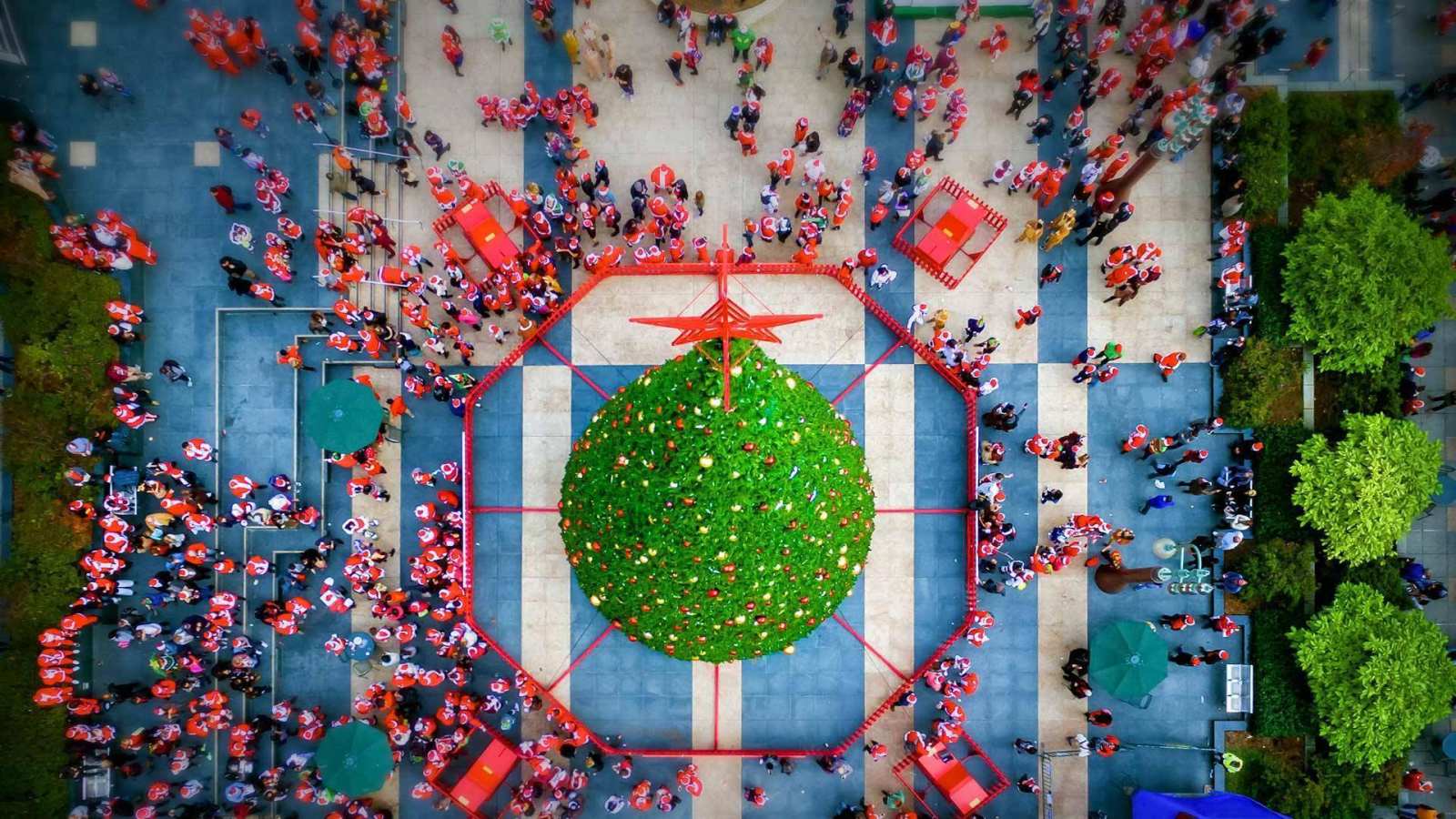 必应壁纸 2017年12月23日 旧金山联合广场的圣诞老人大会活动，美国加利福尼亚州