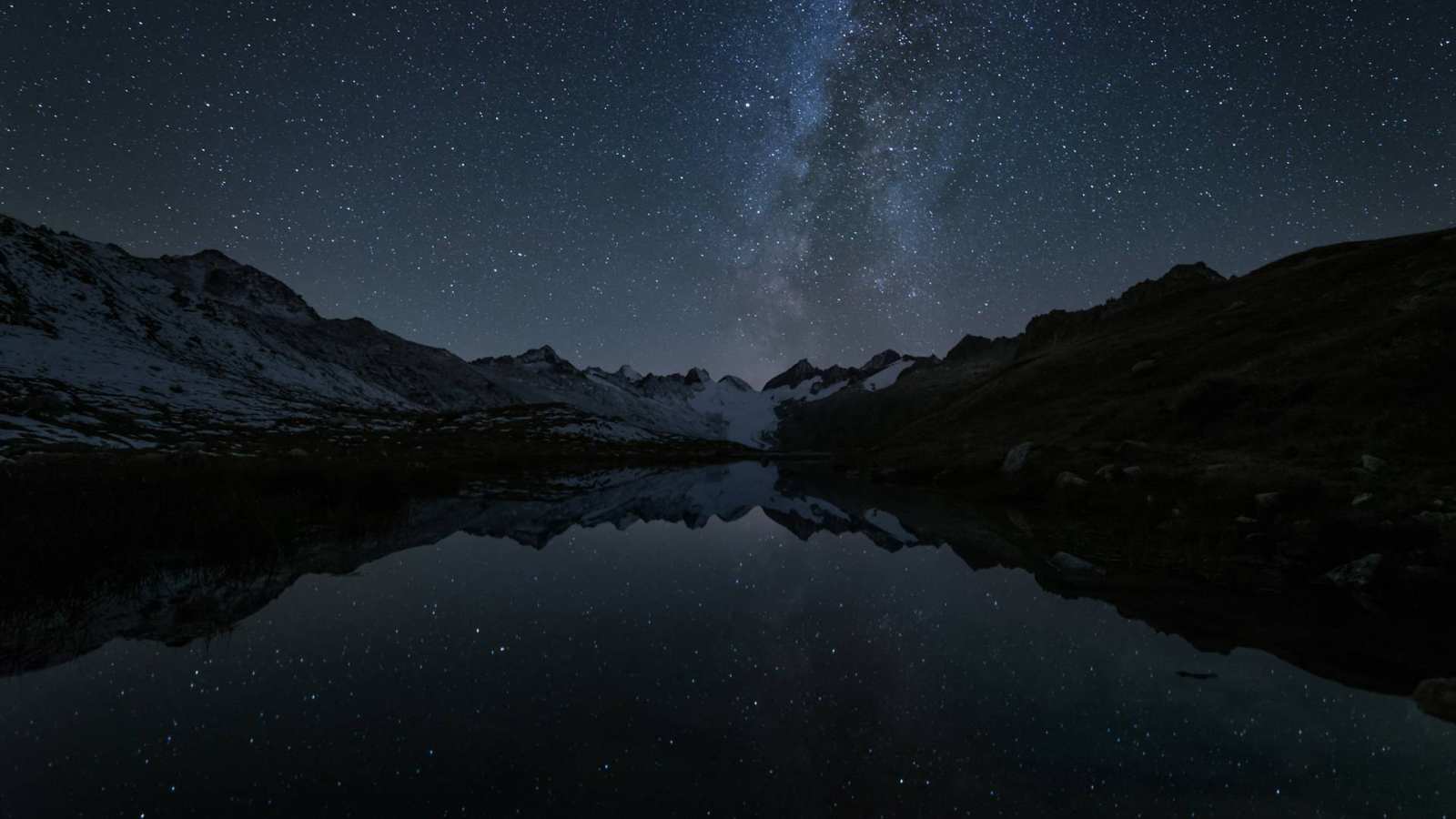 必应壁纸 2020年8月23日 格里姆瑟尔山口Totesee山地湖中倒映出的星星，瑞士伯尔尼
