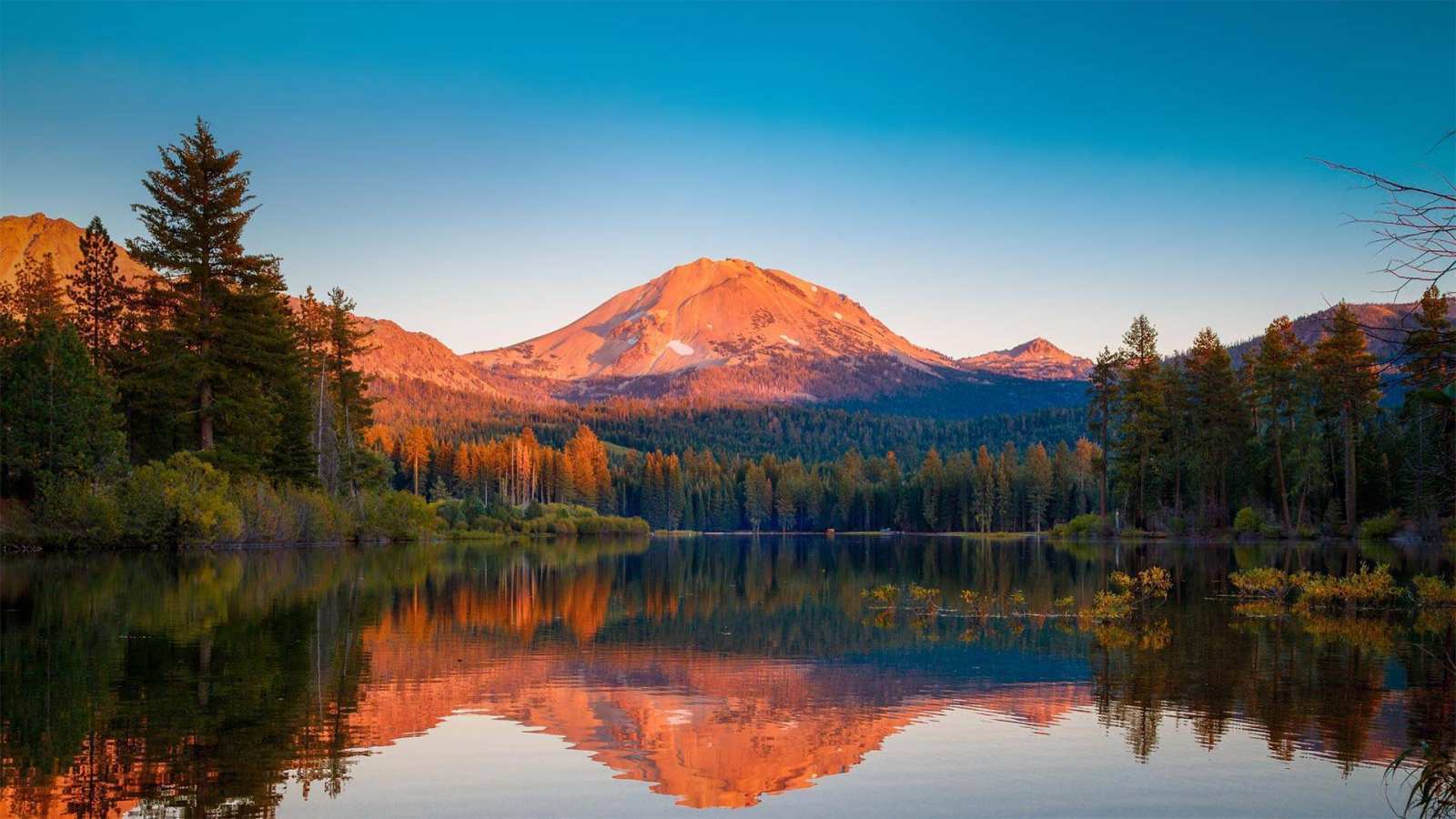 必应壁纸 2020年8月9日 森火山国家公园中的拉森峰，加利福尼亚