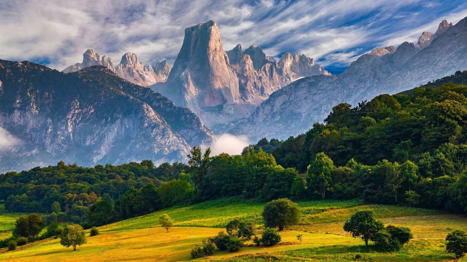 必应壁纸 2019年10月27日 欧罗巴山国家公园中的Naranjo de Bulnes峰，西班牙阿斯图里亚斯