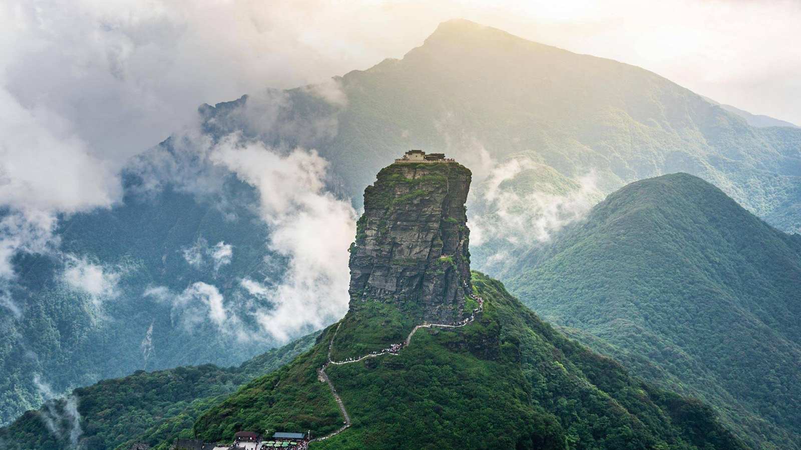 必应壁纸 2019年9月7日 武陵山脉的最高峰梵净山，中国西南