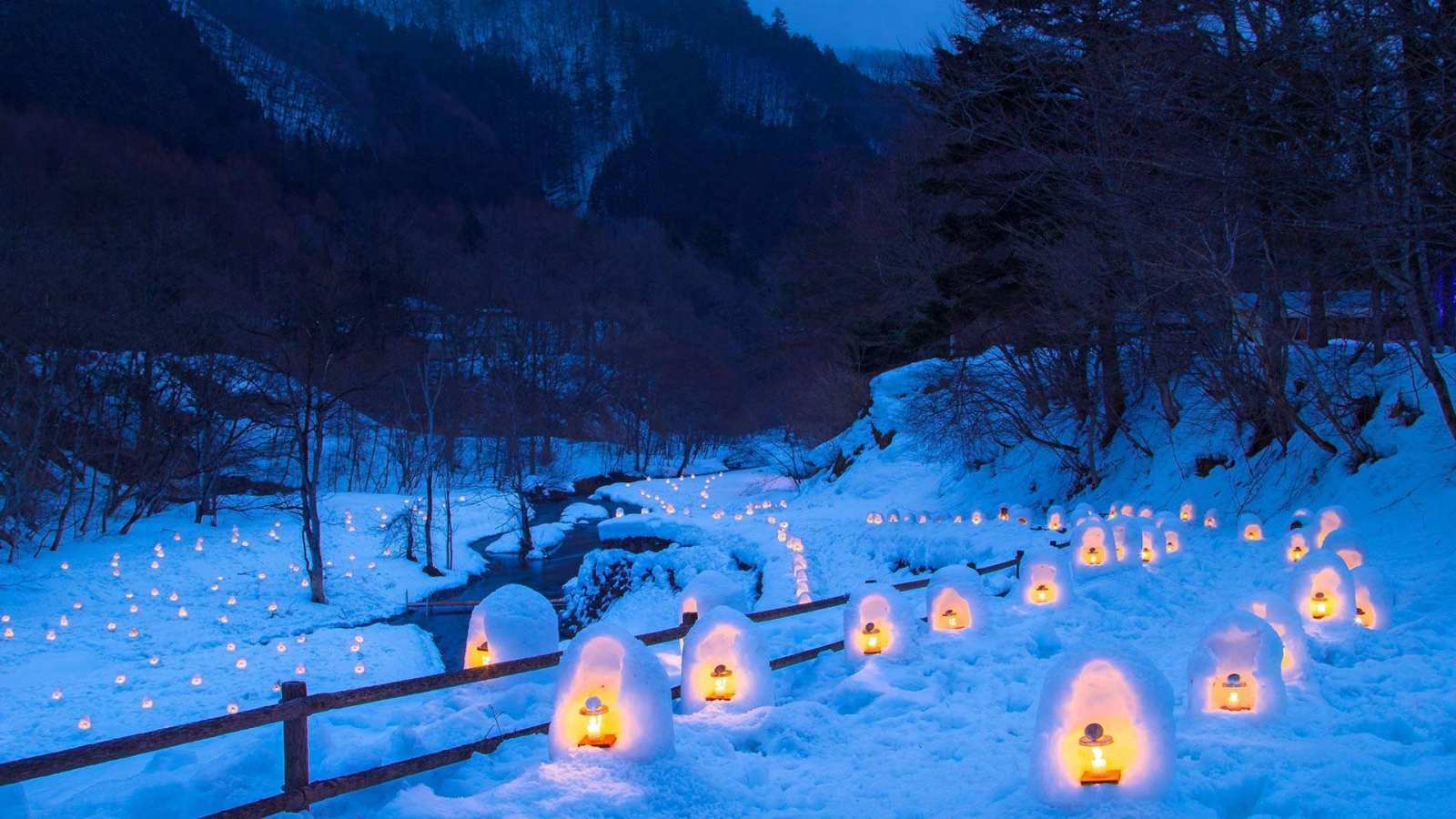 必应壁纸 2019年2月15日 汤西川温泉雪屋祭，日本栃木县