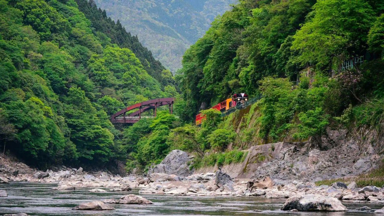 必应壁纸 2025年5月26日 山间奔驰