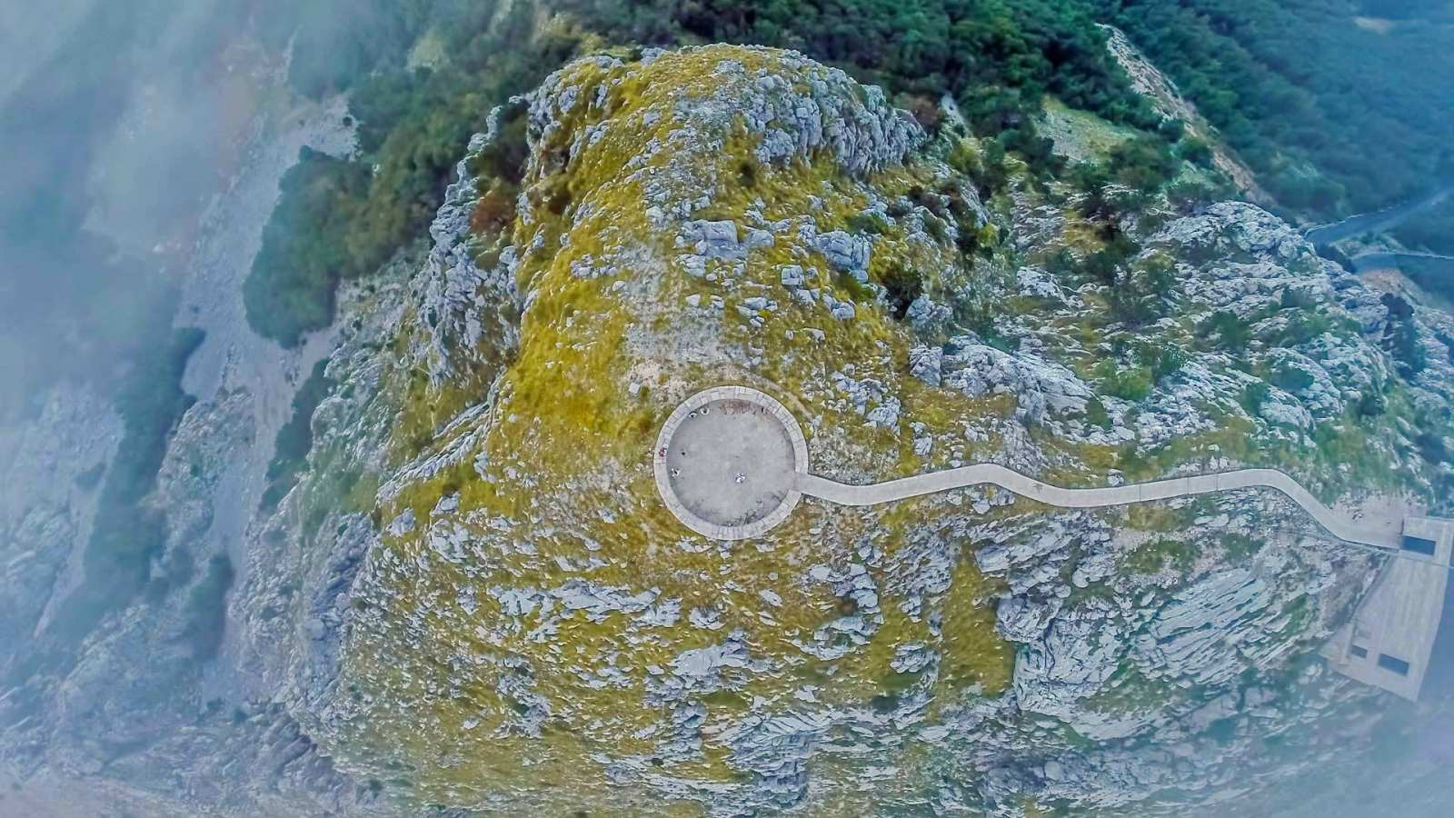 必应壁纸 2017年8月22日 洛夫琴山国家公园内的Njegoš纪念碑，黑山