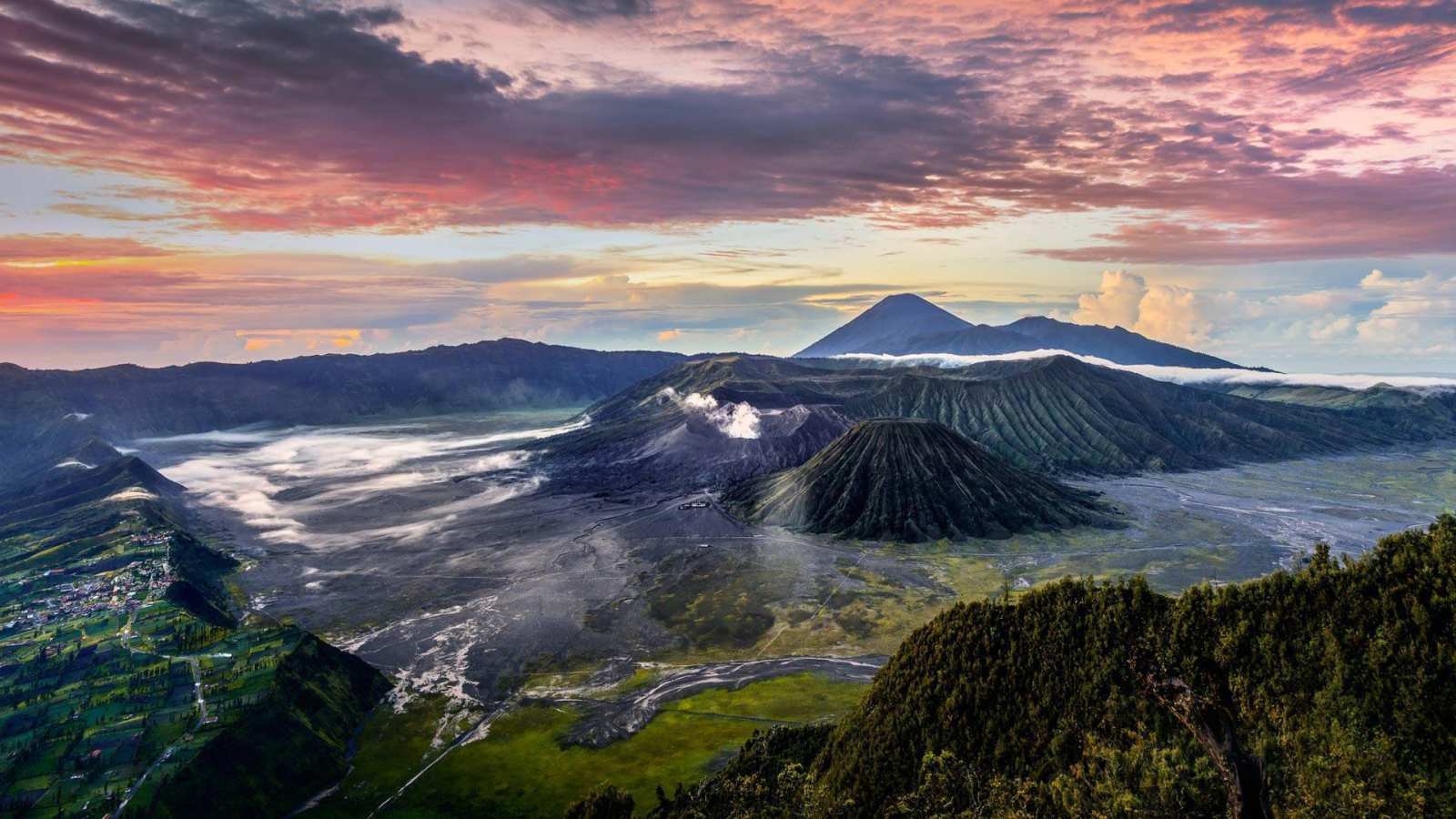 必应壁纸 2017年5月27日 浓烟滚滚的布罗莫火山，印度尼西亚爪哇岛东部