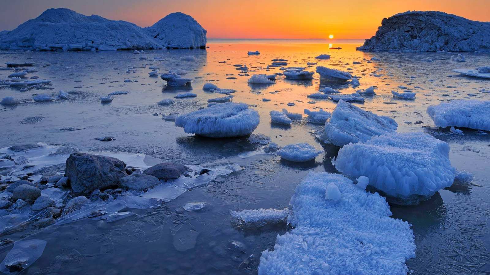 必应壁纸 2021年3月25日 温尼伯湖沿岸的春日冰雪，曼尼托巴