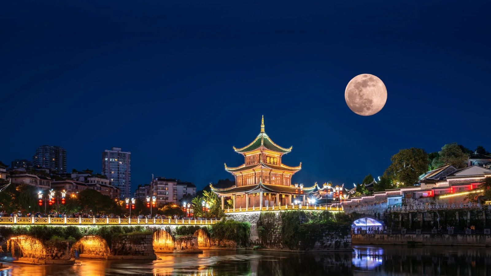 必应壁纸 2023年9月29日 举杯邀明月