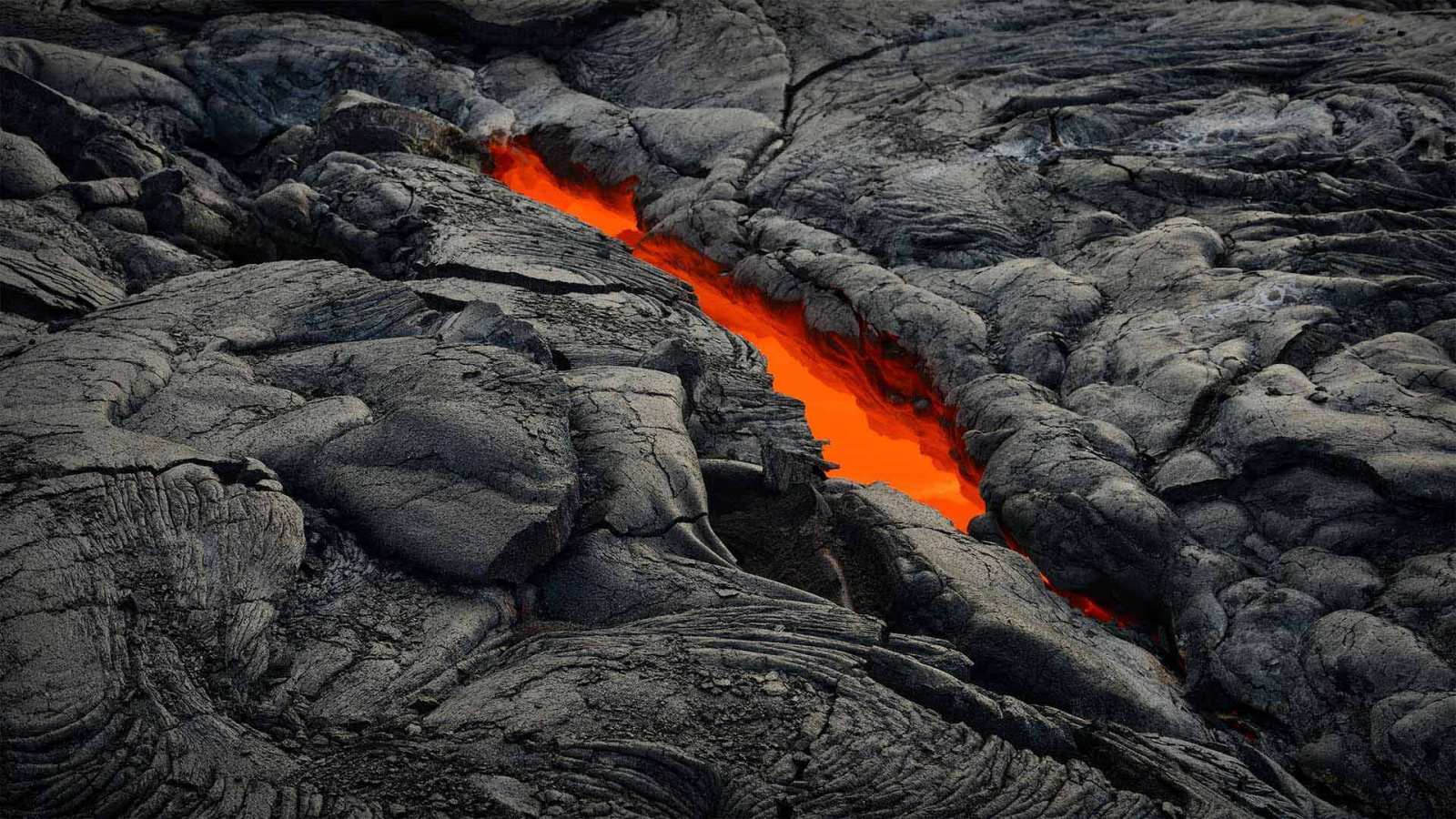 必应壁纸 2022年8月1日 世界上最活跃的火山