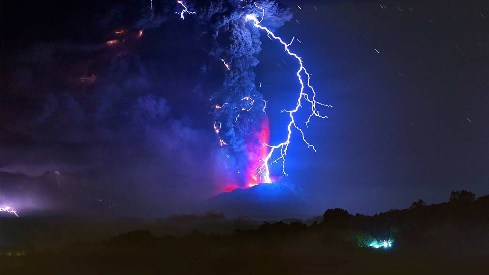 必应壁纸 2016年11月23日 爆发中的卡尔布科火山，智利，2015年4月