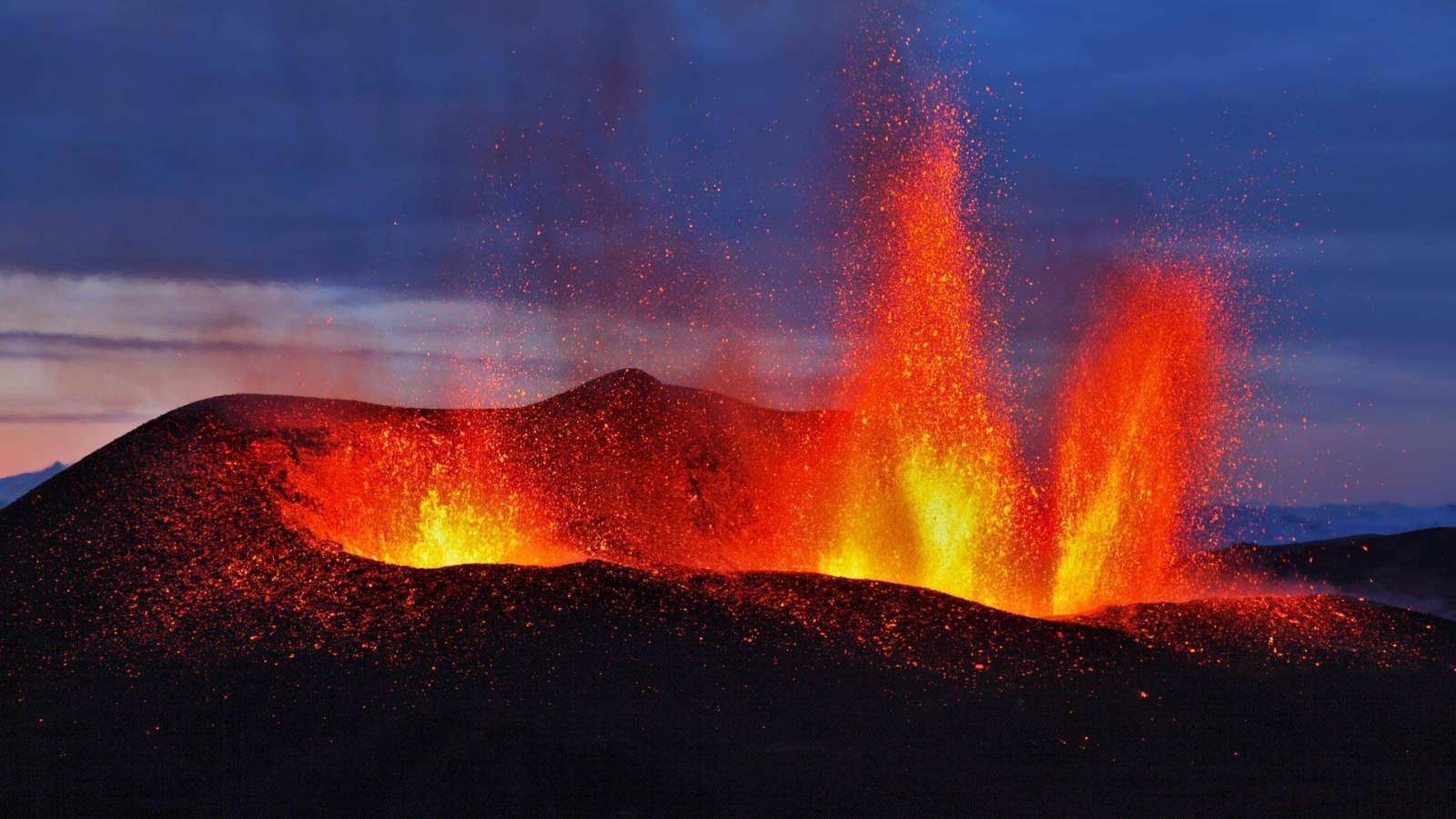 必应壁纸 2016年10月25日 爆发中的艾雅法拉火山，冰岛