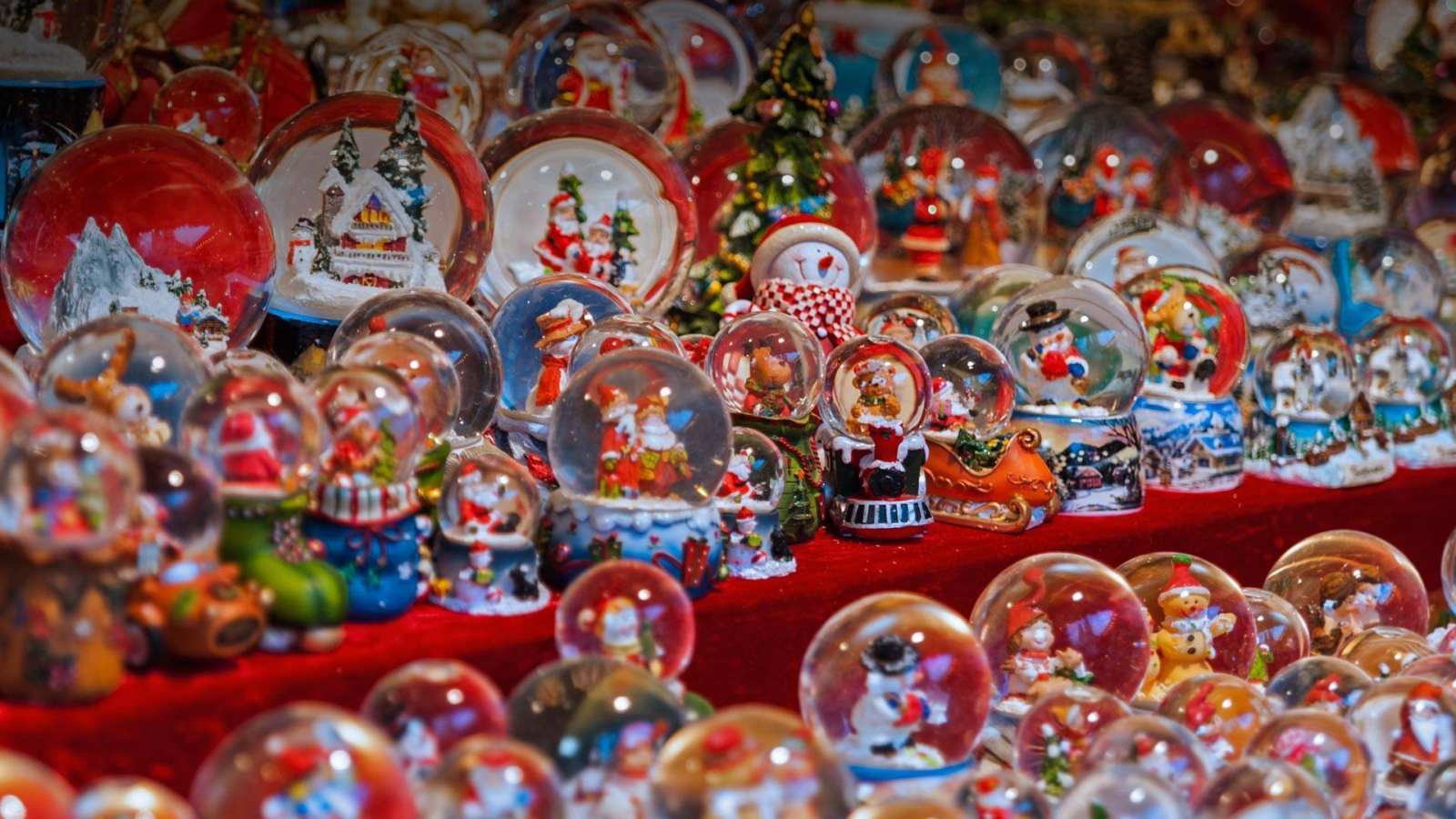 必应壁纸 2016年12月25日 特伦蒂诺-上阿迪杰的一个圣诞市集，南蒂罗尔，意大利