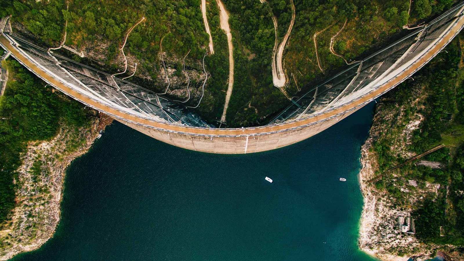 必应壁纸 2022年10月10日 穿越意大利峡湾之旅