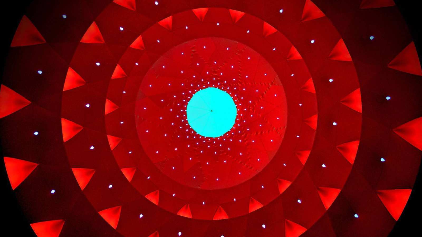 必应壁纸 2017年11月24日 由Architects of Air制造的充气雕塑“Katena Luminarium”