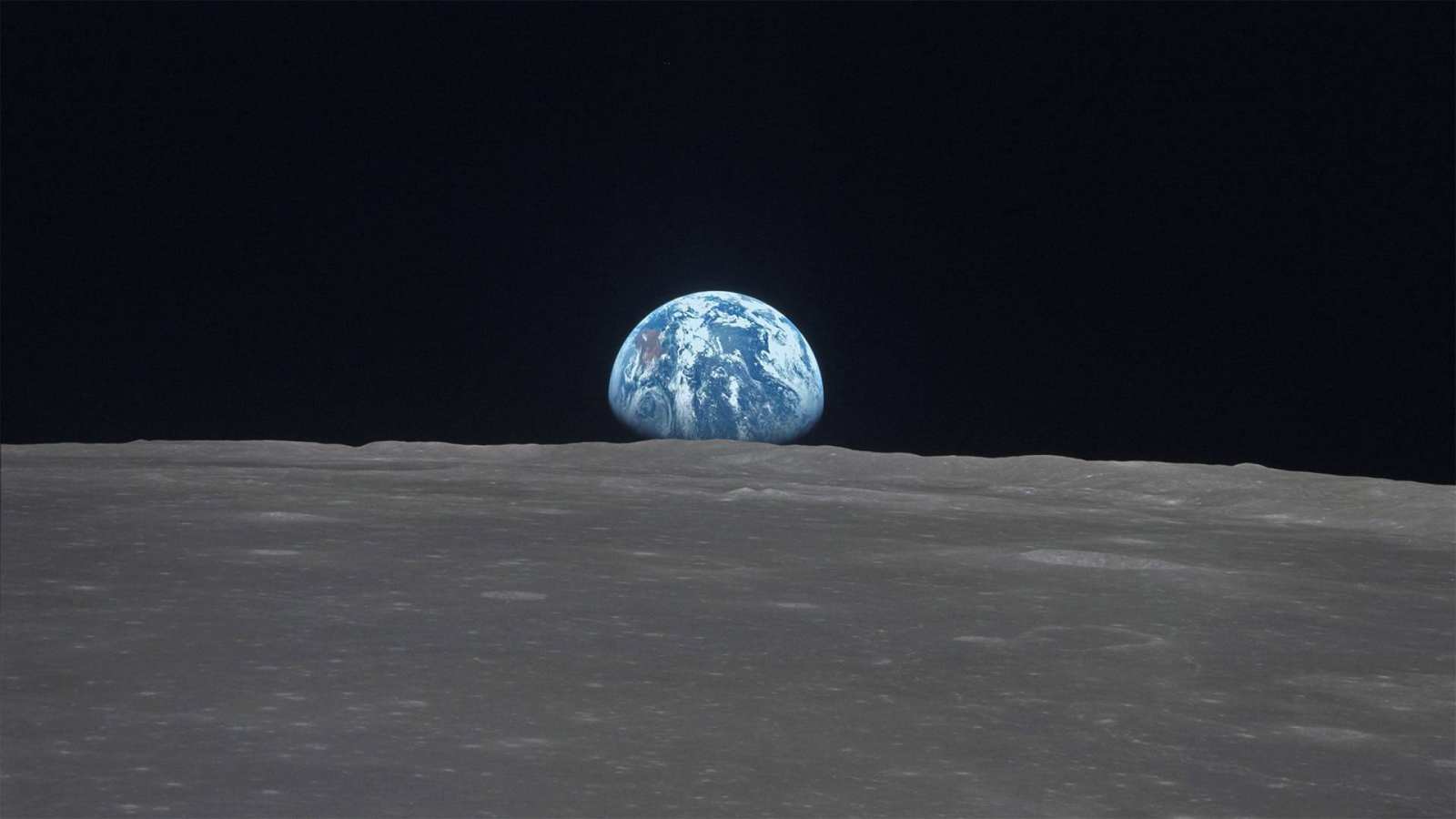 必应壁纸 2020年7月20日 穿过月球上史密斯海的“地出”