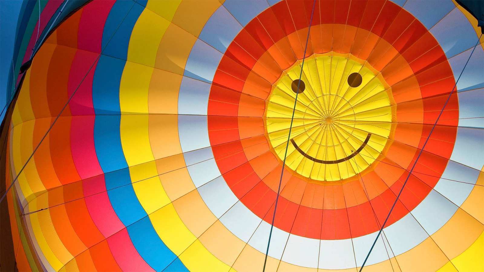 必应壁纸 2020年7月17日 笑脸热气球