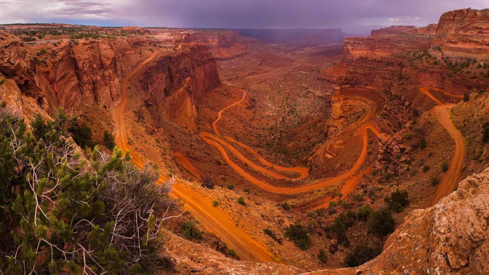 必应壁纸 2016年6月17日 美国犹他州，峡谷地国家公园，在White Rim Road上眺望远方的天际线