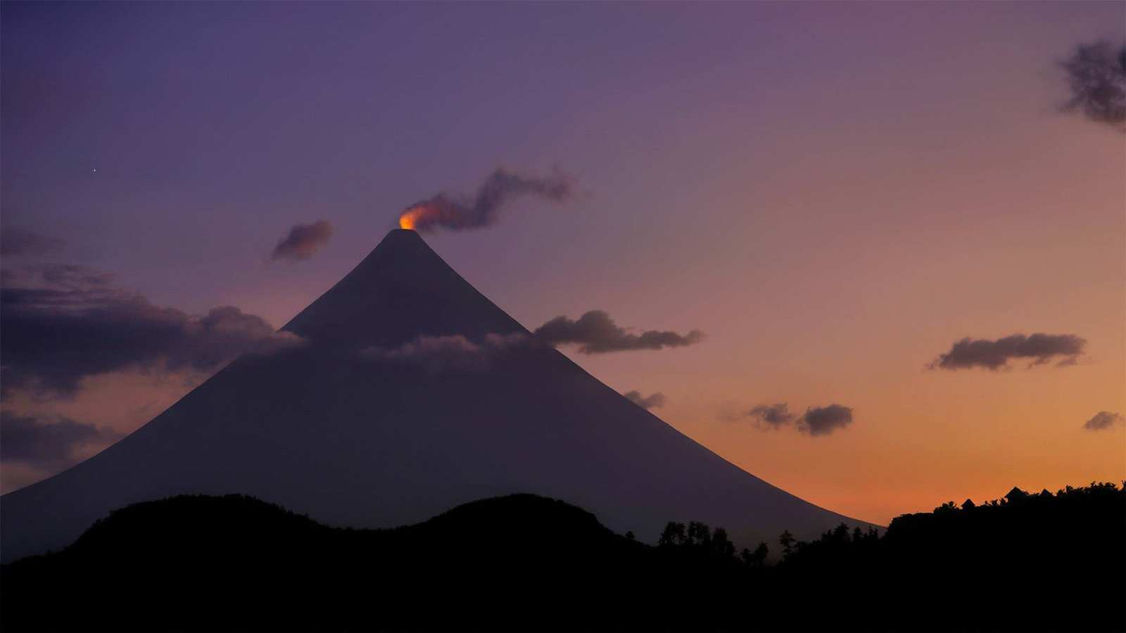 必应壁纸 2021年8月30日 菲律宾马荣山的火山口冒烟