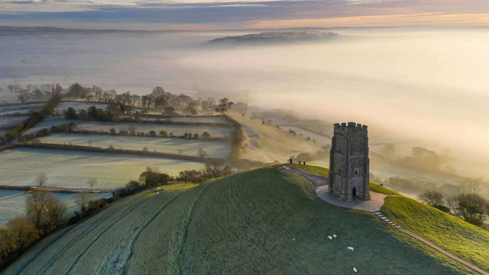 必应壁纸 2021年12月6日 Glastonbury Tor, Somerset, England