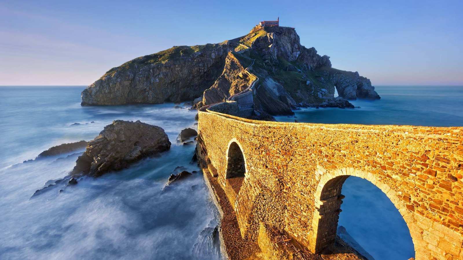 必应壁纸 2016年3月26日 西班牙，巴斯克自治区，贝尔梅奥，圣胡安Gaztelugatxe