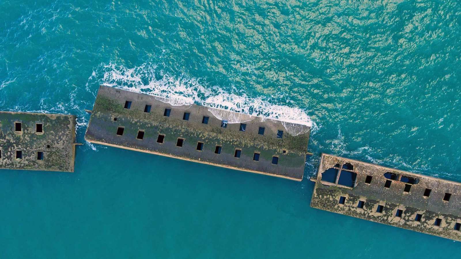 必应壁纸 2019年6月6日 诺曼底入侵后的桑树港遗址，法国诺曼底Arromanches les Bains