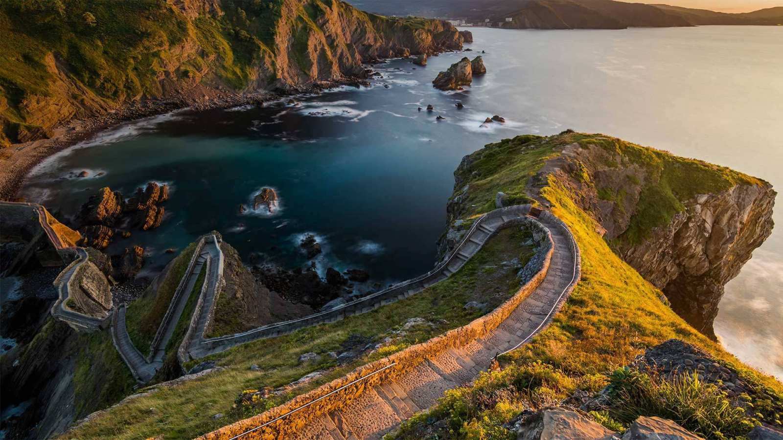 必应壁纸 2019年4月14日 通往圣胡安·加兹特鲁加特的道路，西班牙巴斯克