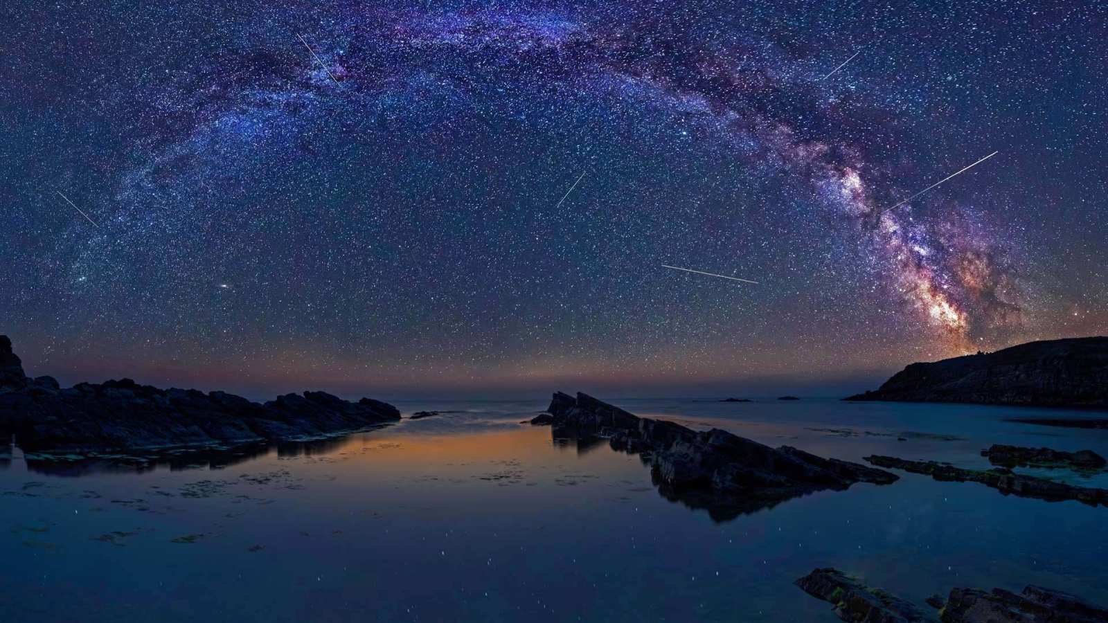 必应壁纸 2018年8月13日 锡内莫雷茨村上空的英仙座流星雨，保加利亚