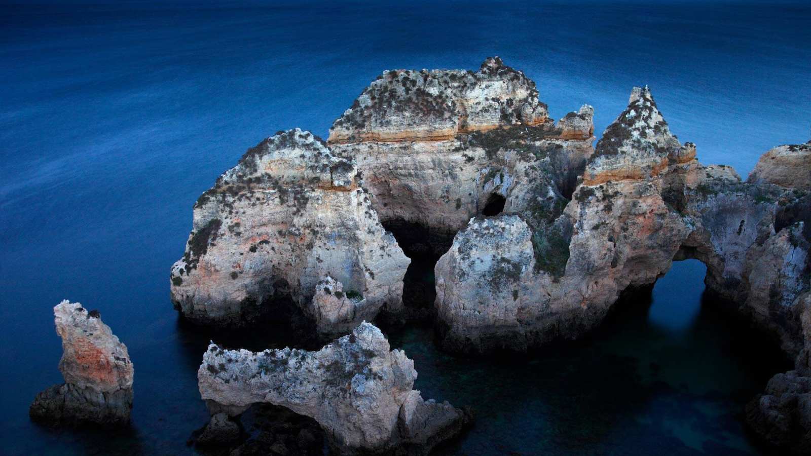 必应壁纸 2019年6月10日 阿尔加维海岸附近的Ponta da Piedade岩层，葡萄牙
