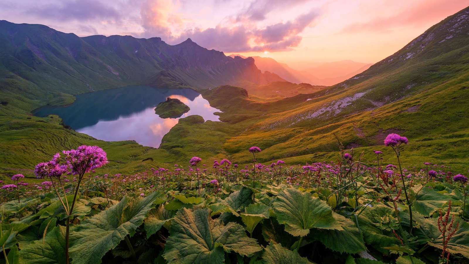 必应壁纸 2021年7月4日 阿尔高阿尔卑斯山脉的Schrecksee湖，德国巴伐利亚