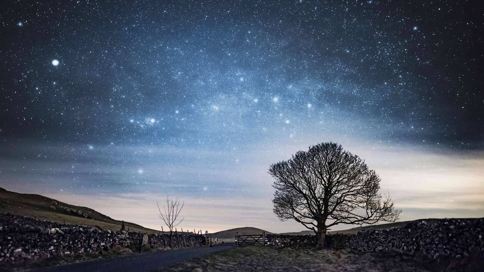 必应壁纸 2020年2月22日 马勒姆的夜空，英国北约克郡