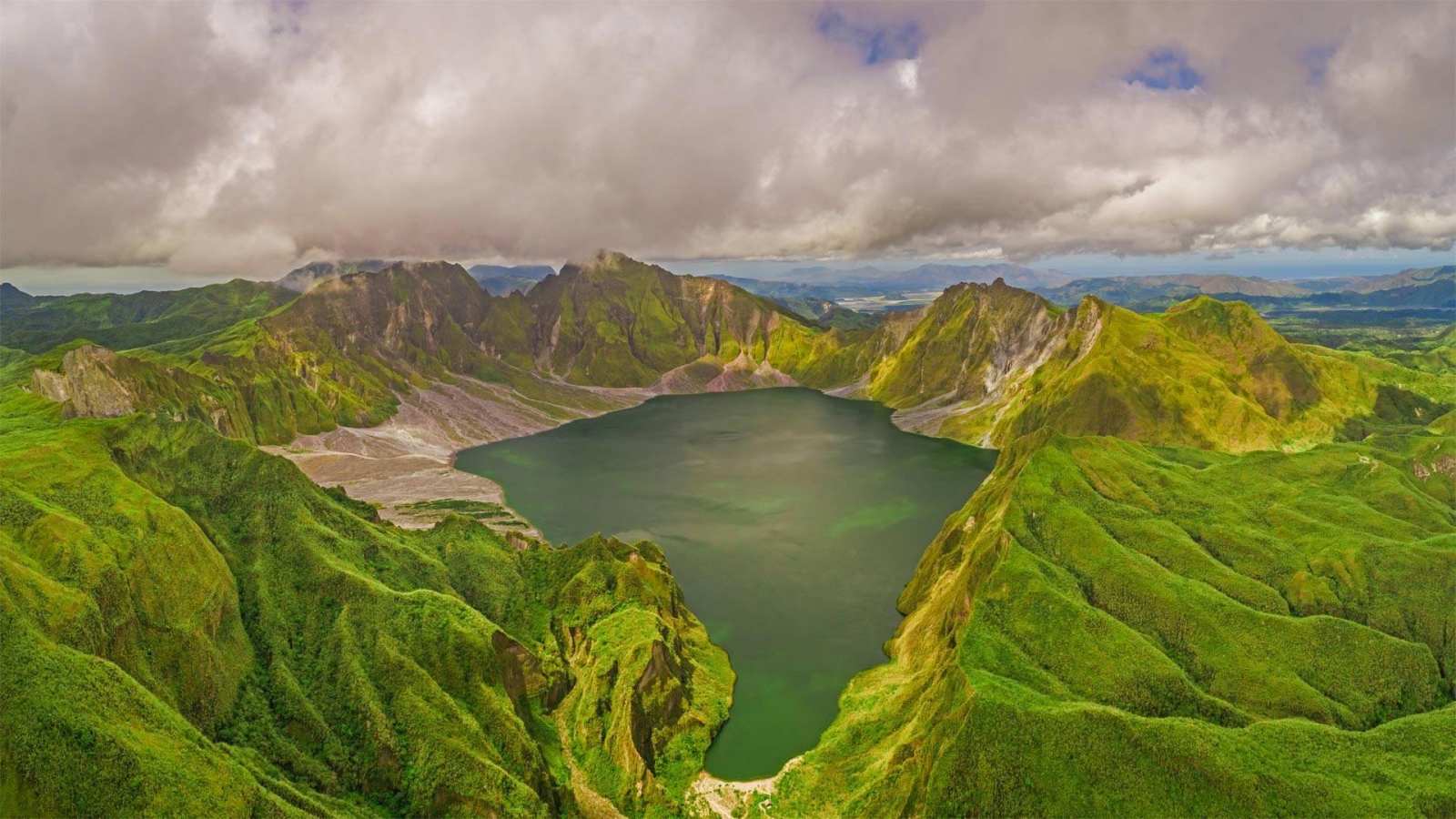 必应壁纸 2021年6月15日 鸟瞰皮纳图博火山湖和山脉，菲律宾波拉克