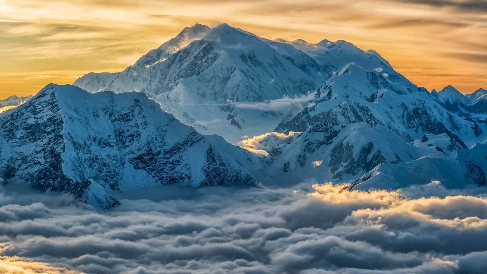 必应壁纸 2021年3月8日 鸟瞰高耸入云的洛根山，加拿大克鲁瓦尼国家公园