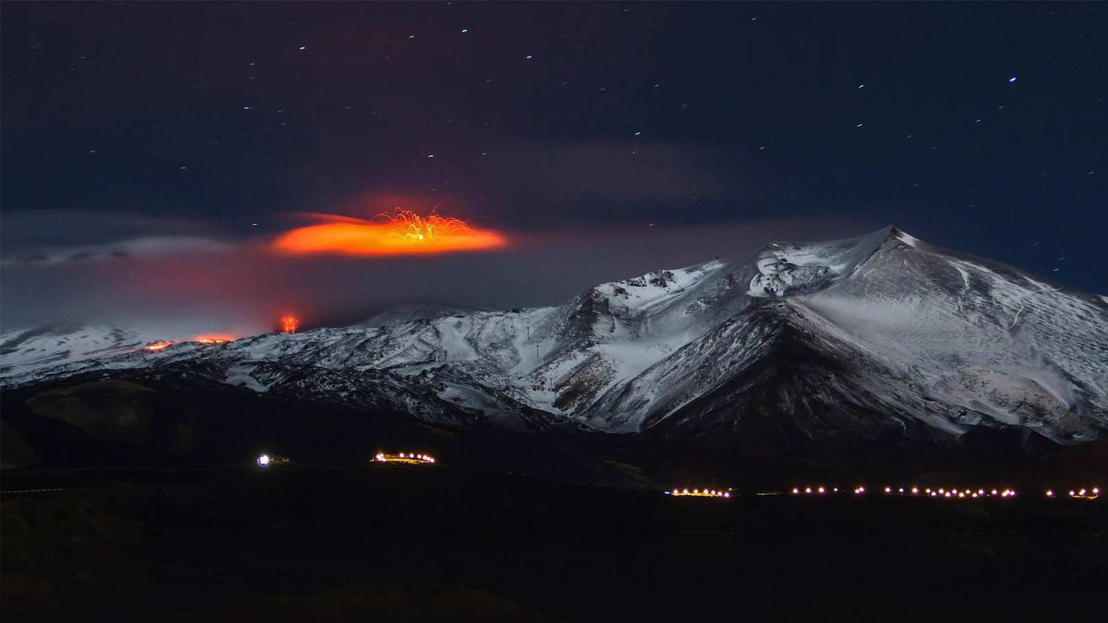必应壁纸 2021年3月18日 2013年正在喷发的埃特纳火山，意大利西西里岛