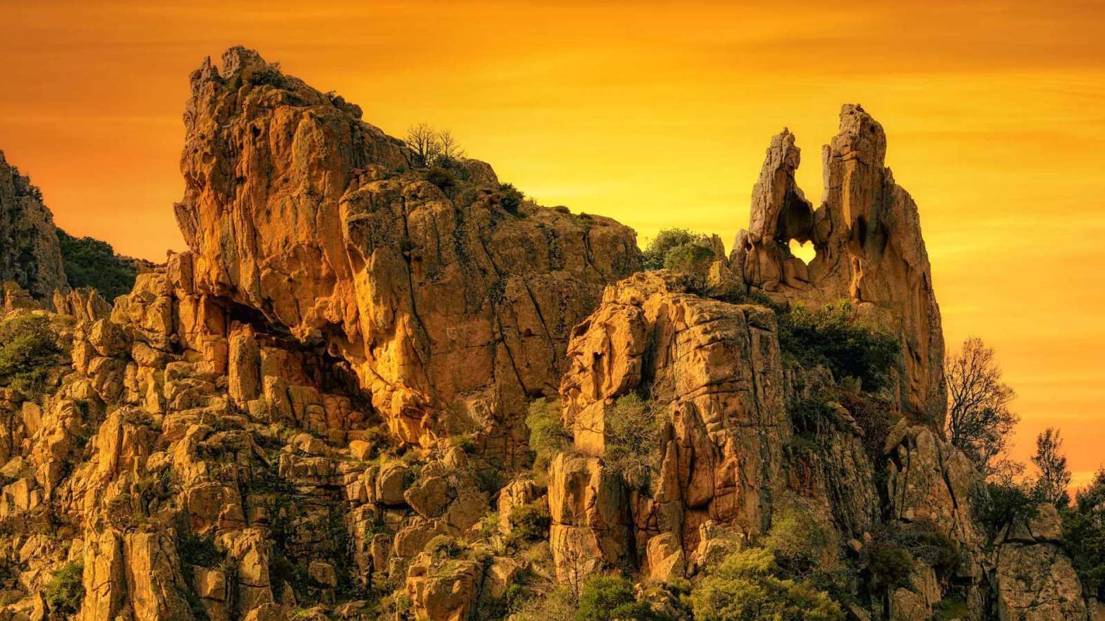 必应壁纸 2020年2月14日 Calanques de Piana岩层上的一个心形洞，法国科西嘉岛
